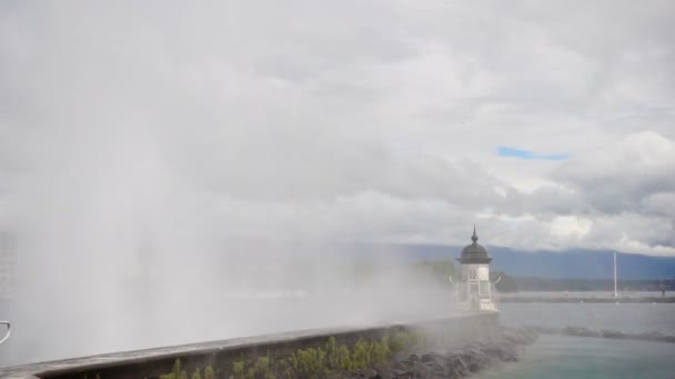 Suggestiva veduta dell'acqua che si rompe sulle roccie- Ginevra Svizzera — Video Stock
