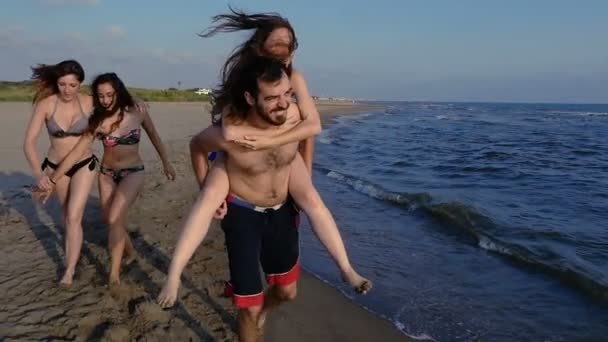 Ευτυχείς φίλοι έχοντας διασκέδαση το καλοκαίρι στην παραλία — Αρχείο Βίντεο