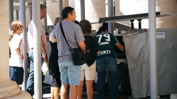 Sistema di Sicurezza Avanzato Ingresso San Pietro, Guardie di Controllo Visitatori Bags- Roma, Italia, giugno 2017 — Video Stock