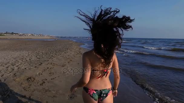 Seksi genç gülümseyen kadın ve flört At kamerada beach - ağır çekim — Stok video