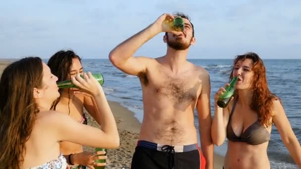 Η χαρά του καλοκαιριού: γέλιο φίλοι πίνουν μπίρα στην παραλία — Αρχείο Βίντεο