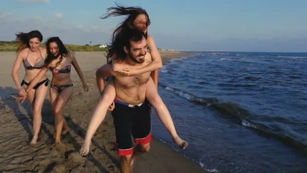 Groupe de jeunes amis profitant de l'heure d'été sur la plage — Video