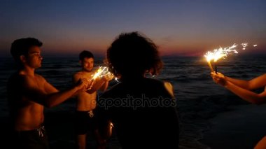 Gece ile Sparkles: neşe, eğlence, mutluluk plaj partisi