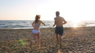 Sevinç ve yaz Carefulness: genç bir çift sahilde denize çalışır