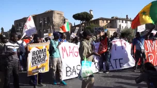 Persone che camminano durante una manifestazione a Roma - Giugno 2017, Roma, Italia — Video Stock