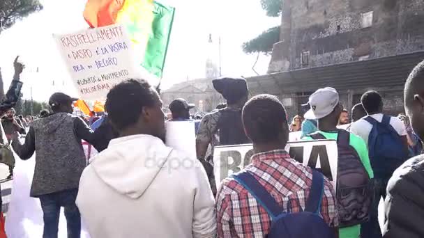 Migrantes caminando durante una manifestación en Roma, Italia — Vídeos de Stock