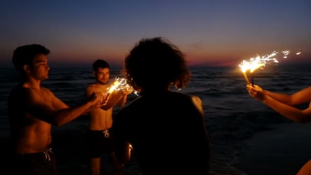 在晚上与火花： 快乐，快乐，幸福的海滩聚会 — 图库视频影像