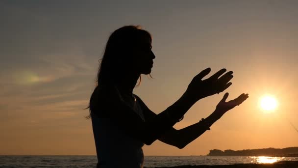 Ioga ao pôr do sol: Tadasana, a posição da montanha — Vídeo de Stock