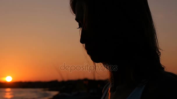 Triste femme solitaire sur la plage pendant le coucher du soleil — Video