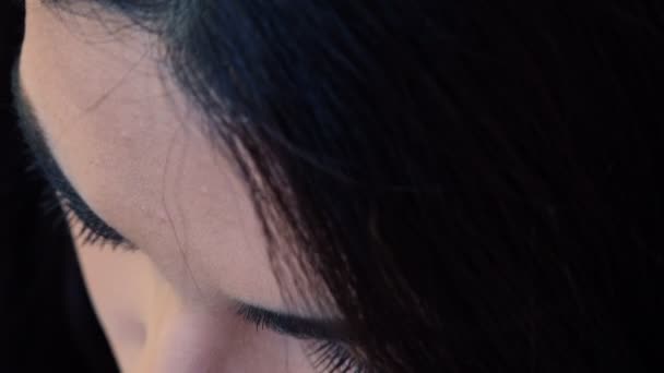 Close-up van portret van peinzende triest Aziatische vrouw open haar ogen — Stockvideo
