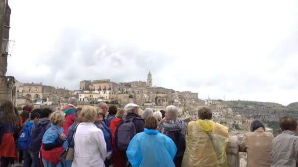 Matera, Italy group of tourists visiting old town, summer, rainy day — Stock Video