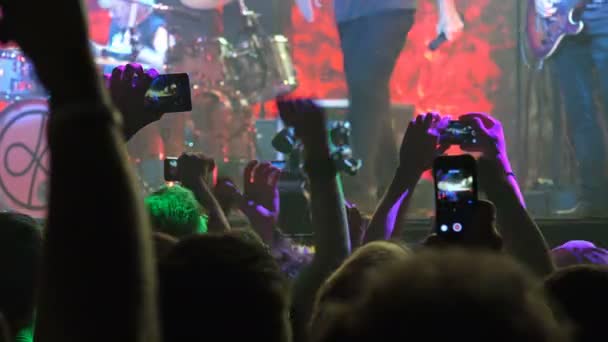 Ludzie nagrywania wideo i biorąc zdjęcie z inteligentnych telefonów o muzyka koncert — Wideo stockowe