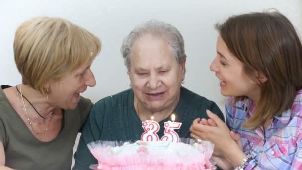 Счастливая семья празднует день рождения бабушки — стоковое видео