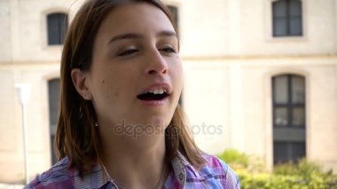 Komik genç kadın esneme - ağır çekim