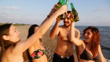 Yaz, plaj, özgürlük: sahilde toasting arkadaş grubu