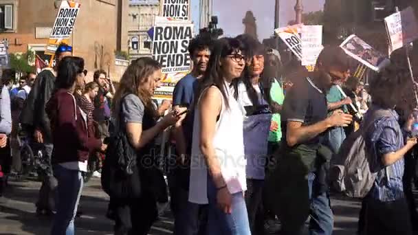 Menschen gehen während einer Demonstration in Rom - Juni 2017, Rom, Italien — Stockvideo