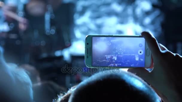 Zuschauervideo mit Smartphones bei Musikkonzerten - Juni 2017, Rom, Italien — Stockvideo