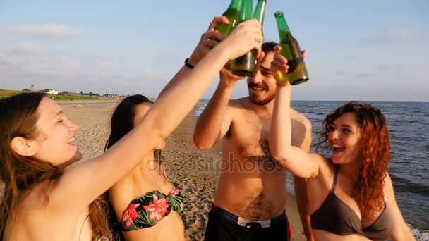 Léto, pláž, svoboda: Skupina přátel, opékání na pláži — Stock video
