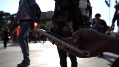 Kadın el smartphone kullanarak bir gösteri sırasında yakın