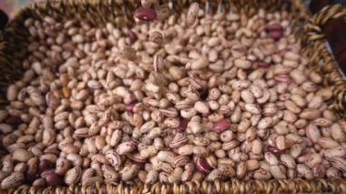 Hasır sepet - yavaş hareket içine düşmek fasulye grup