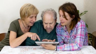 Kadın aile evde tablet kullanma