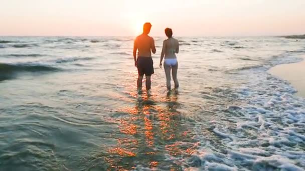 Romantyczna para na mokrej kąpieli o zachodzie słońca pije wino steady cam — Wideo stockowe