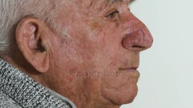 Sad ve düşünceli ihtiyar. Dalgın yaşlı adam portresi