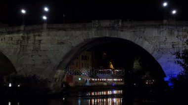 Güzel köprü üzerinde bir nehirde nigth, panoramik görünümü-Trastevere, Roma, İtalya