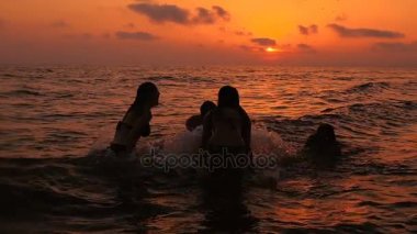 Grup genç insanlar banyo ve şaka, Beach Party On Sunset.