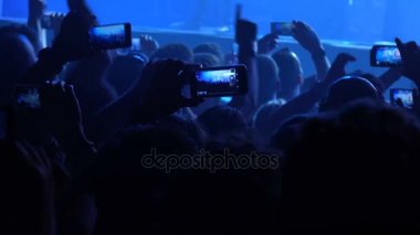 Müzik konser: İnsanlar Video kayıt ve çekici fotoğraf ile akıllı telefonları-Haziran 2017, Roma, İtalya