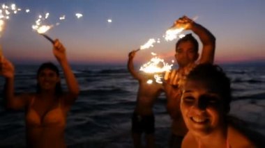 Havai fişekleri ile geceleri beach - yavaş hareket üzerinde dans.