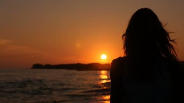 Kadın siluet günbatımı - ağır çekim Sahilde yürüyüş