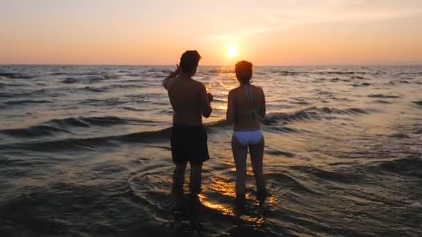 爱，浪漫主义，夏天： 年轻夫妇在海上日落敬酒稳定凸轮 — 图库视频影像