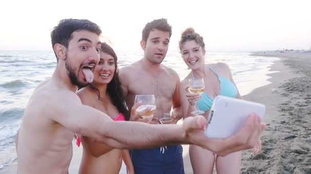 Забавное селфи на пляже лето замедленная съемка — стоковое видео