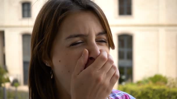 Mujer joven cansada bosteza- cámara lenta — Vídeo de stock