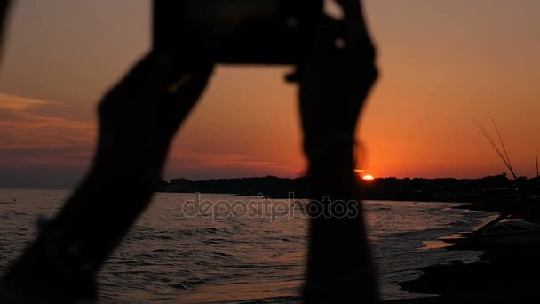 Фотографування на красивому заході сонця над морем повільний рух — стокове відео