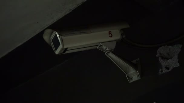 安全摄像机在夜晚的墙上： 安全，反恐怖主义控制 — 图库视频影像