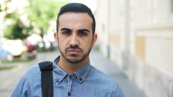 Pensif et inquiet jeune étudiant à la recherche de la camera- extérieur — Video