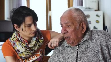 kızgın ihtiyar torunu ile evde konuşmak