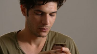  ciddi çekici genç adam smartphone, yazarak portre kadar kapatın