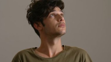 yakışıklı delikanlı etrafa ve kamera gülümsüyor