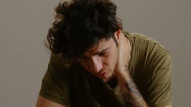 Depressed ve endişeli genç adam-kapalı üzerinde kapat
