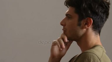 profil düşünceli adamın kafasını döner ve kameraya bakıyor