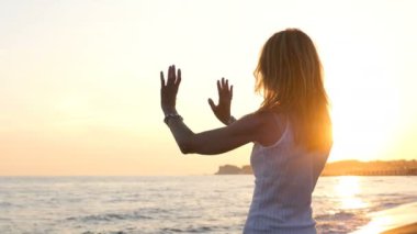 Gün batımında sahilde Yoga: meditasyon, rahatlatıcı, doğa