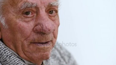 Yaşlı adam üzgün ve depresyonda. Üzgün yaşlı adam 