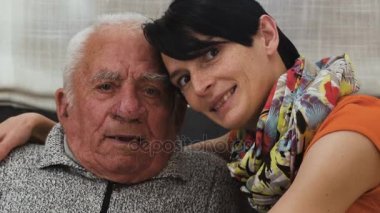 Aile portresi: dedesi ve kameraya gülümseyen grandaugther kucakladı