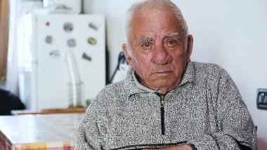 Üzgün ihtiyar yalnız: yalnızlık, hüzün, yaşlılık