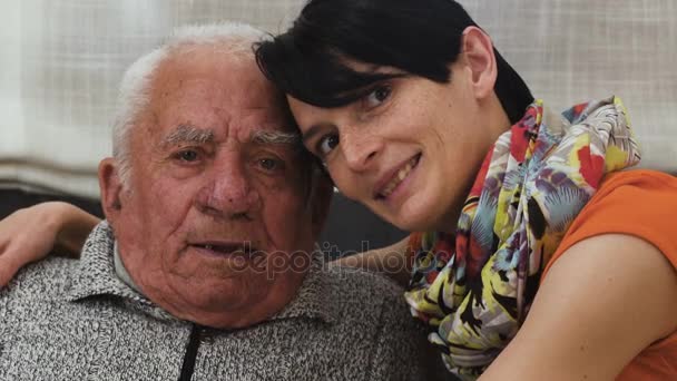 Retrato de família: avô abraçado e grandaugther sorrindo para a câmera — Vídeo de Stock