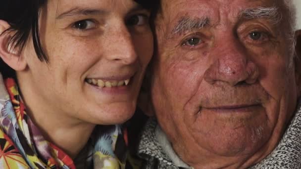 Retrato familiar: nieta abrazando a su viejo abuelo — Vídeos de Stock