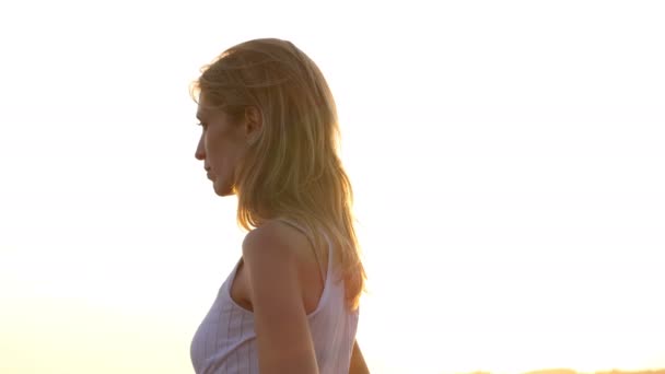 Jeune femme blonde faisant des exercices en plein air — Video